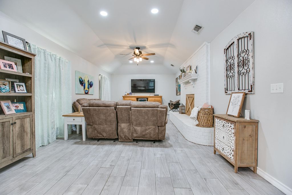 Image 9 of property listing at 6581 Plainview Drive, San Angelo, TX 76905