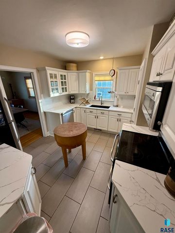 219 E 33rd St Street, Sioux Falls, SD 57105