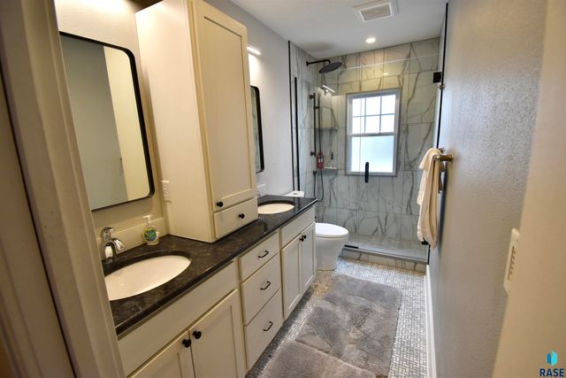 219 E 33rd St Street, Sioux Falls, SD 57105