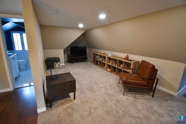 219 E 33rd St Street, Sioux Falls, SD 57105