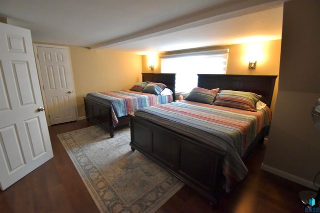 219 E 33rd St Street, Sioux Falls, SD 57105