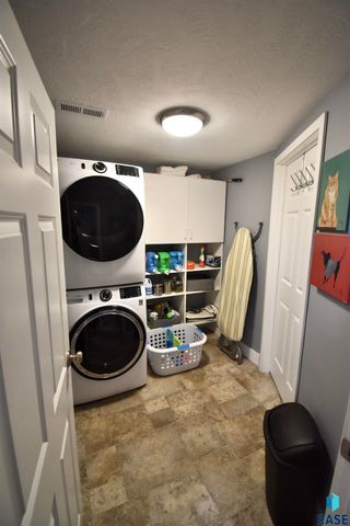 219 E 33rd St Street, Sioux Falls, SD 57105