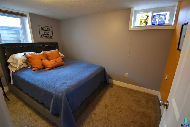 219 E 33rd St Street, Sioux Falls, SD 57105