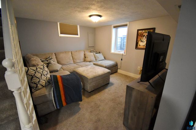 219 E 33rd St Street, Sioux Falls, SD 57105