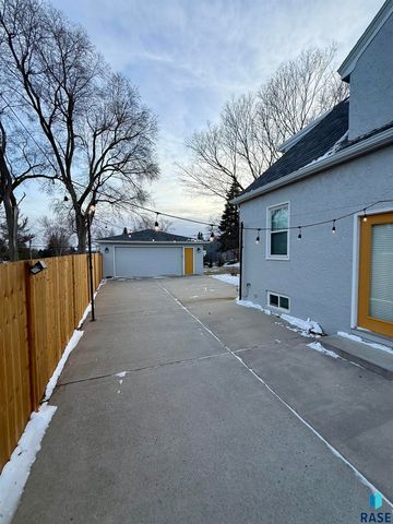 219 E 33rd St Street, Sioux Falls, SD 57105