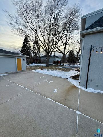 219 E 33rd St Street, Sioux Falls, SD 57105