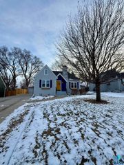 219 E 33rd St Street, Sioux Falls, SD 57105