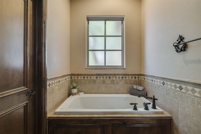 929 Villas Creek Drive, Edmond, OK 73003