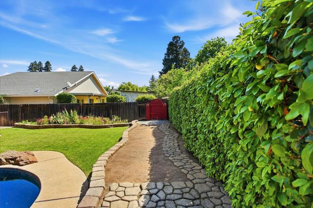 8932 Shady Vista Ct, Elk Grove, CA 95624