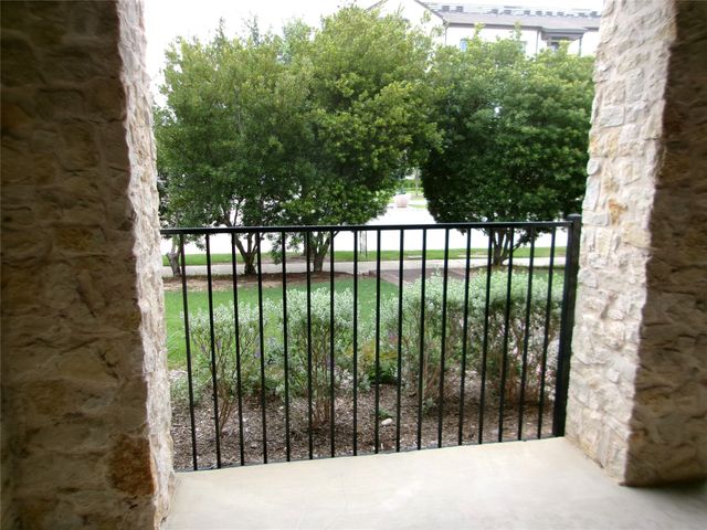 883 Birds Fort Trail, Arlington, TX 76005