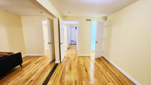 717 Middlesex St, Lowell, MA 01851