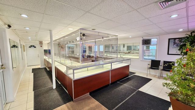 717 Middlesex St, Lowell, MA 01851