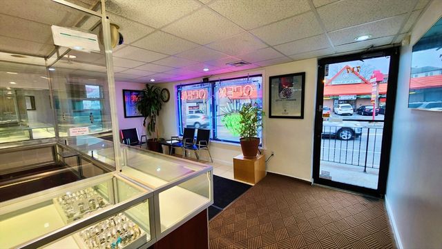 717 Middlesex St, Lowell, MA 01851