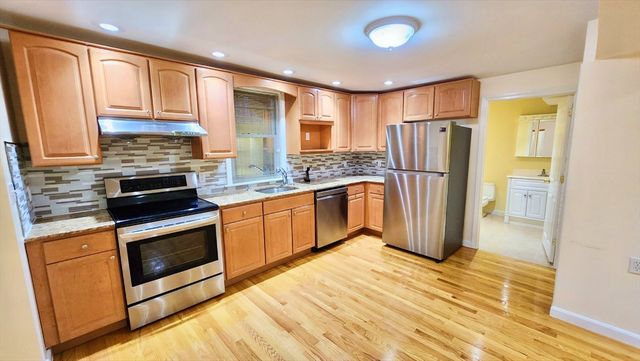 717 Middlesex St, Lowell, MA 01851