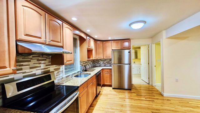 717 Middlesex St, Lowell, MA 01851