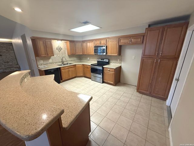 717 Lookout, Canyon Lake, TX 78133