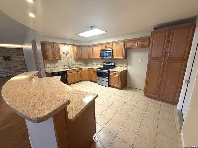 717 Lookout, Canyon Lake, TX 78133