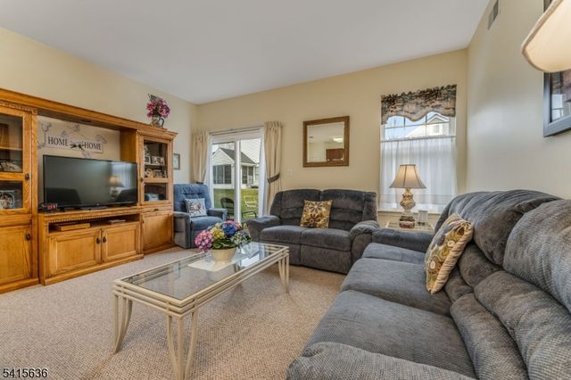 95 Kensington Cir, White Twp., NJ 07823