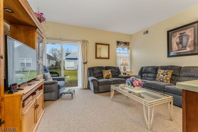 95 Kensington Cir, White Twp., NJ 07823