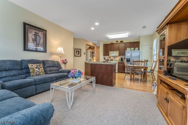 95 Kensington Cir, White Twp., NJ 07823