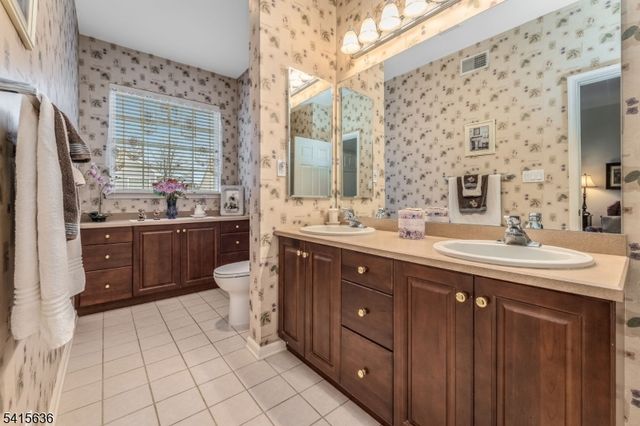 95 Kensington Cir, White Twp., NJ 07823