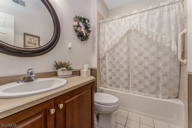 95 Kensington Cir, White Twp., NJ 07823