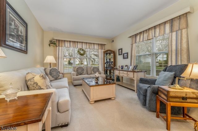 95 Kensington Cir, White Twp., NJ 07823