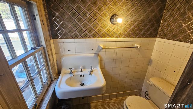 21 Bloomfield Avenue, Hartford, CT 06105