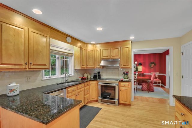 11 Dunne Wood Court, Farmington, CT 06085