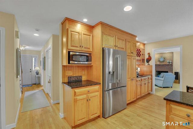 11 Dunne Wood Court, Farmington, CT 06085