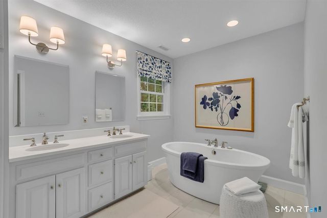 11 Dunne Wood Court, Farmington, CT 06085