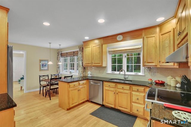 11 Dunne Wood Court, Farmington, CT 06085