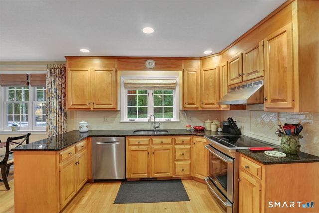 11 Dunne Wood Court, Farmington, CT 06085