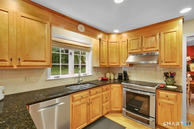 11 Dunne Wood Court, Farmington, CT 06085
