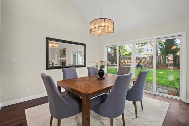 411 Hedgerow Court, Mountain View, CA 94041