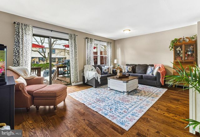 8 CHELSEA CIR, Flemington, NJ 08822
