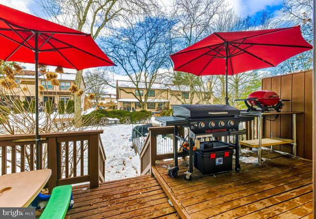 8 CHELSEA CIR, Flemington, NJ 08822
