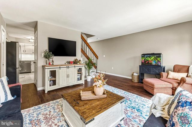 8 CHELSEA CIR, Flemington, NJ 08822