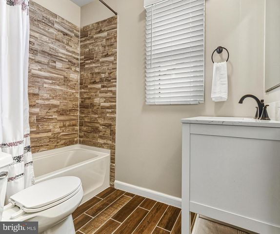 8 CHELSEA CIR, Flemington, NJ 08822