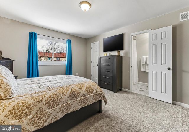 8 CHELSEA CIR, Flemington, NJ 08822