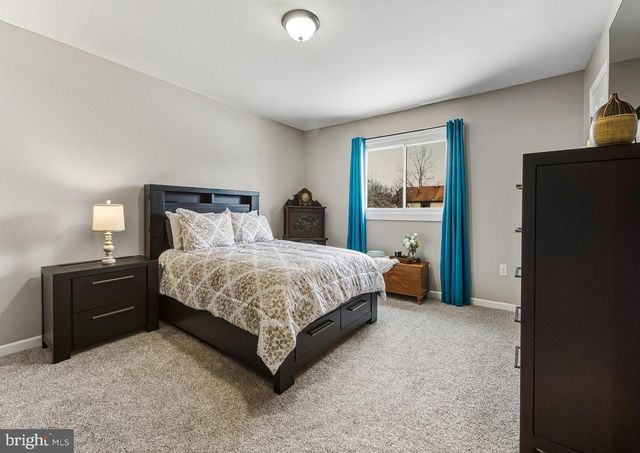 8 CHELSEA CIR, Flemington, NJ 08822