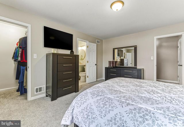 8 CHELSEA CIR, Flemington, NJ 08822