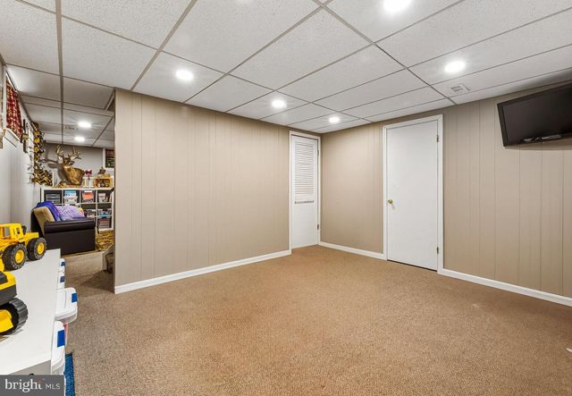 8 CHELSEA CIR, Flemington, NJ 08822