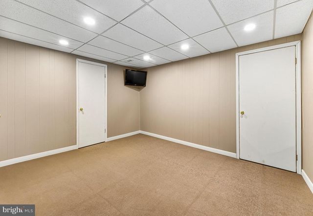 8 CHELSEA CIR, Flemington, NJ 08822