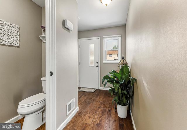 8 CHELSEA CIR, Flemington, NJ 08822