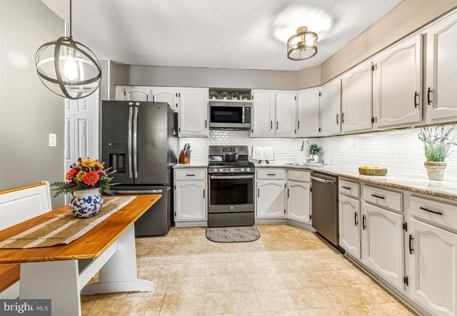 8 CHELSEA CIR, Flemington, NJ 08822