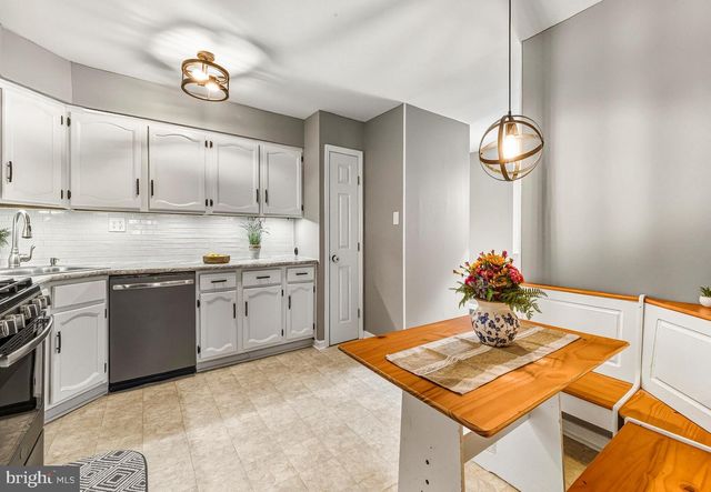 8 CHELSEA CIR, Flemington, NJ 08822
