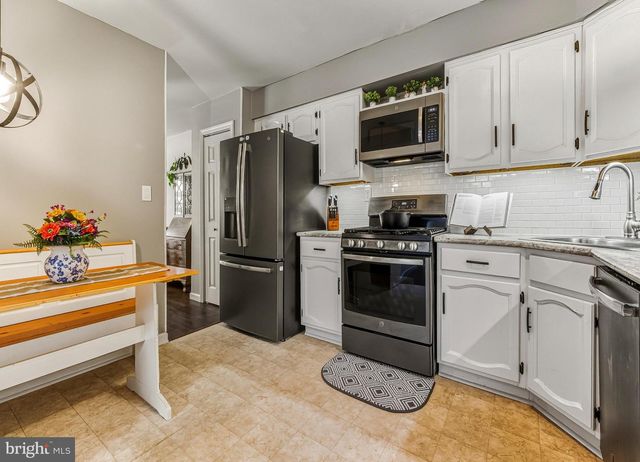 8 CHELSEA CIR, Flemington, NJ 08822