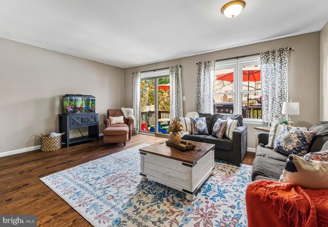 8 CHELSEA CIR, Flemington, NJ 08822