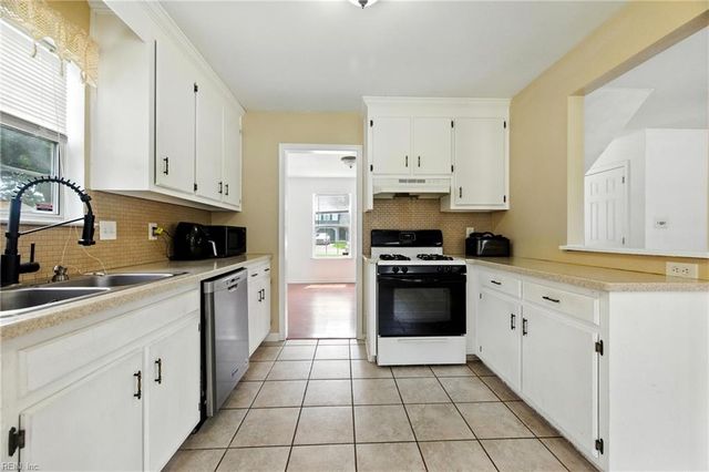 735 Trails LN, Newport News, VA 23608